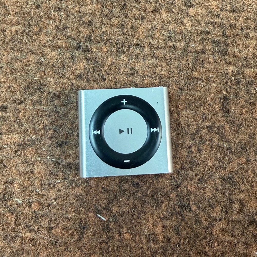 tested Apple iPod Shuffle 4th Generation Silver MP3 Player Clip Model A1373 2GB